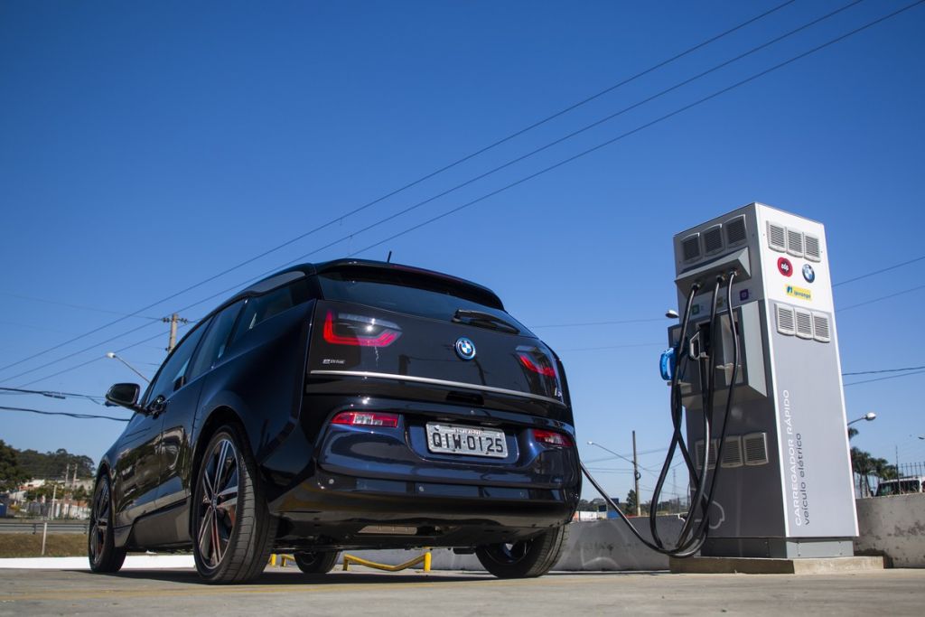 Rodovia Presidente Dutra recebe 6 estações de recarga de carro elétrico