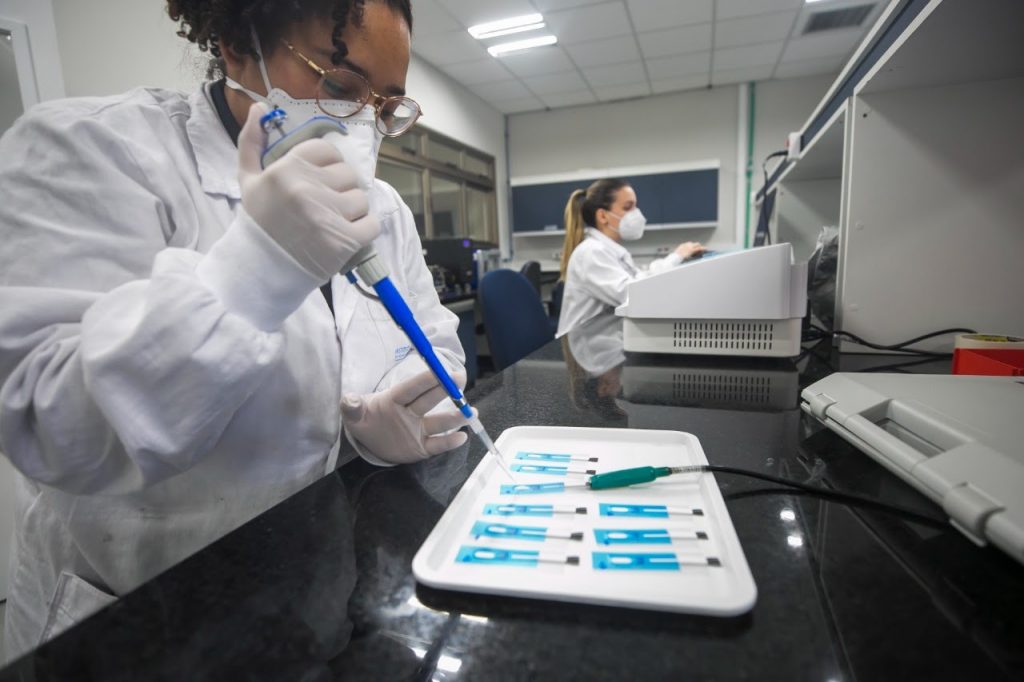 SENAI apresenta sensor que aumenta a sensibilidade para antígenos e anticorpos da Covid