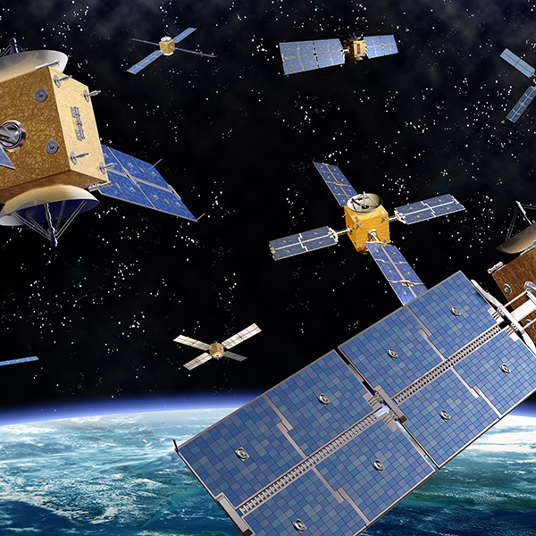 Executivos estudam o avanço dos satélites LEO e o futuro das redes híbridas
