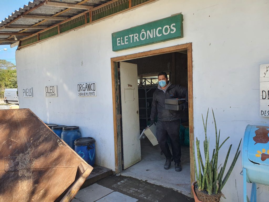 Abree faz coleta agendada de eletroeletrônicos e eletrodomésticos pós-consumo em Florianópolis
