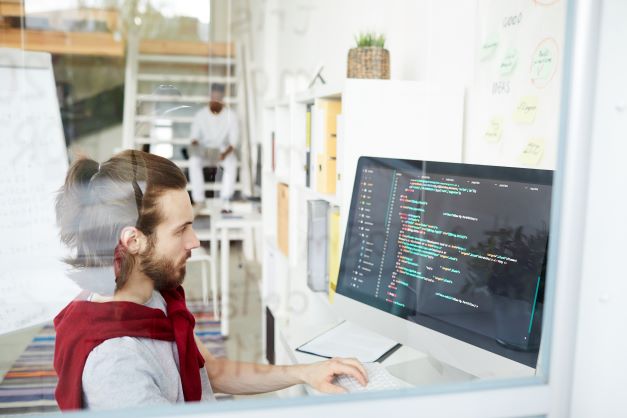 Red Hat lança o Projeto Hummingbird para acelerar o desenvolvimento nativo em Nuvem