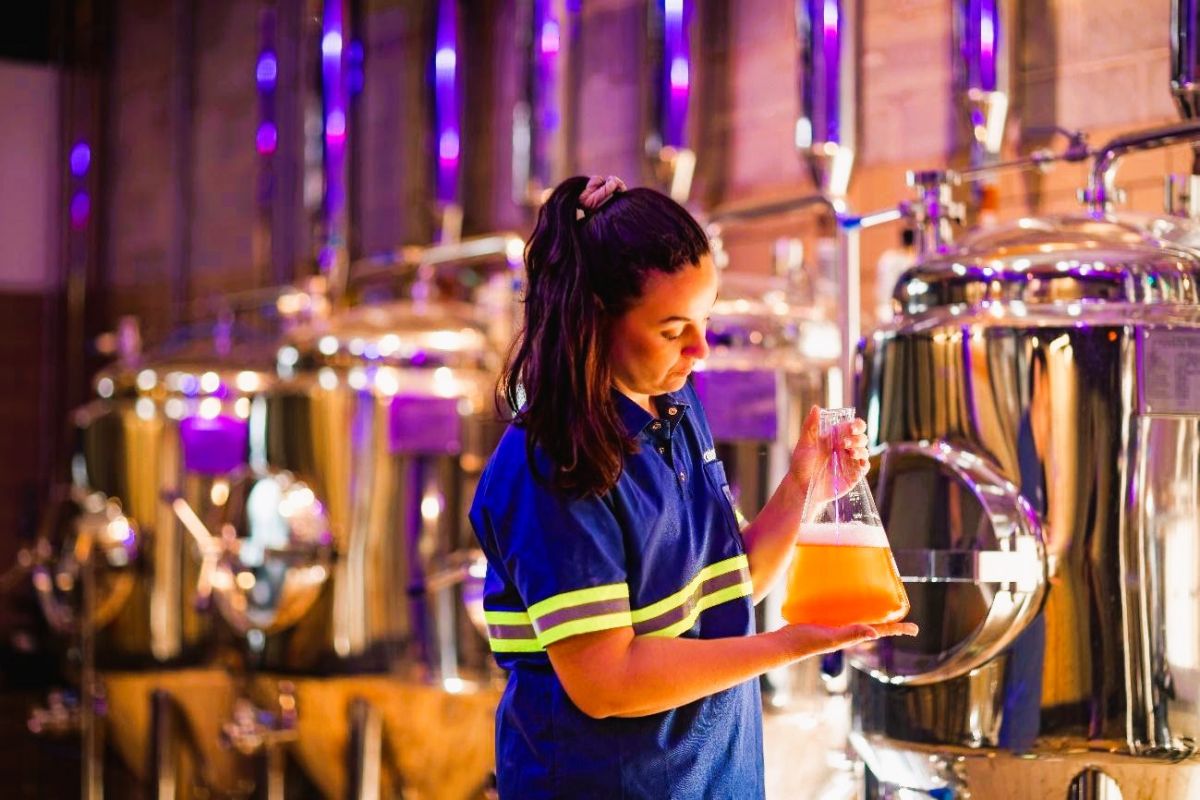 Ambev marca o Dia Internacional da Mulher com bolsas de estudo para ingresso no meio cervejeiro