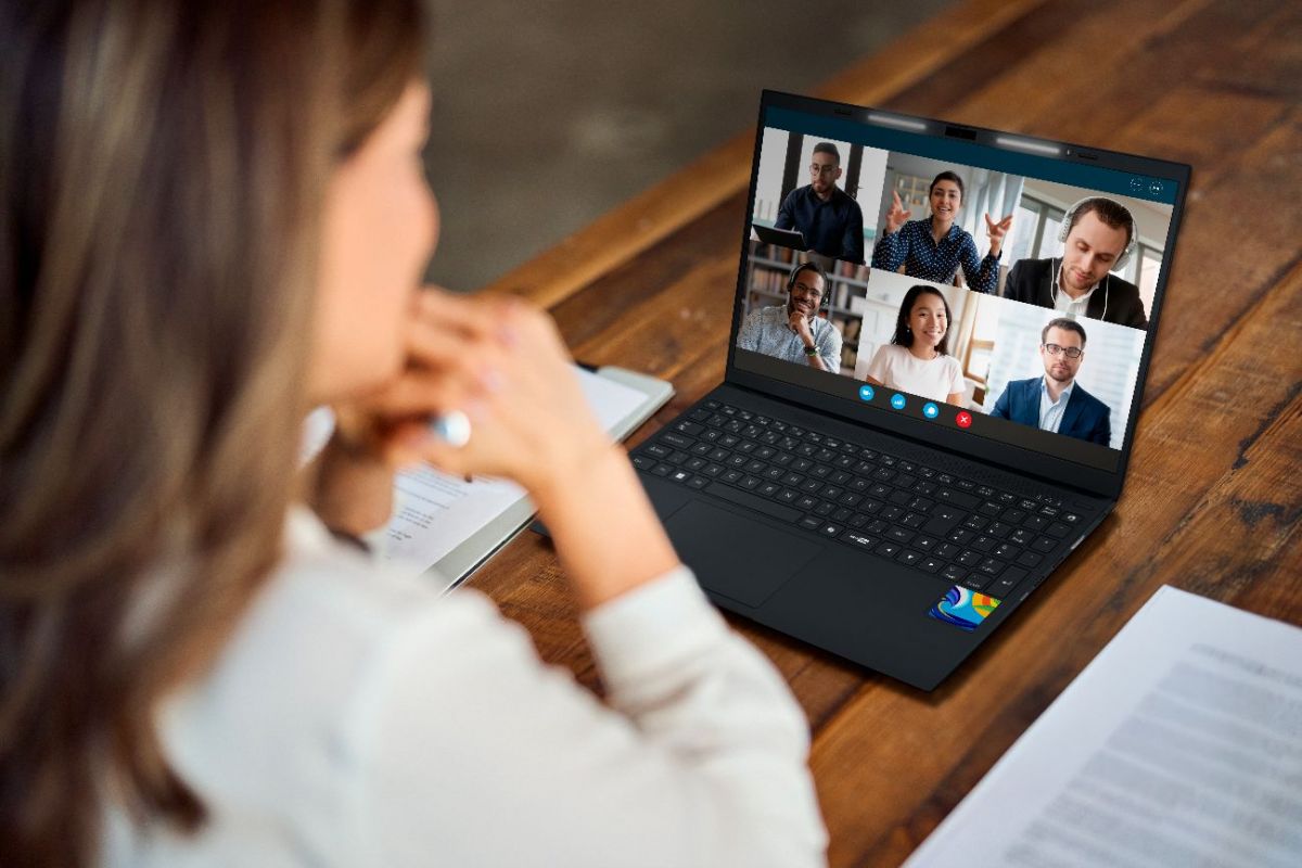 Notebook da Positivo destaca uso de Minitela interativa e IA embarcada