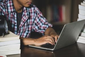 Inscrições para 5 mil bolsas de estudo da Tivit e DIO encerram em 10 de janeiro 