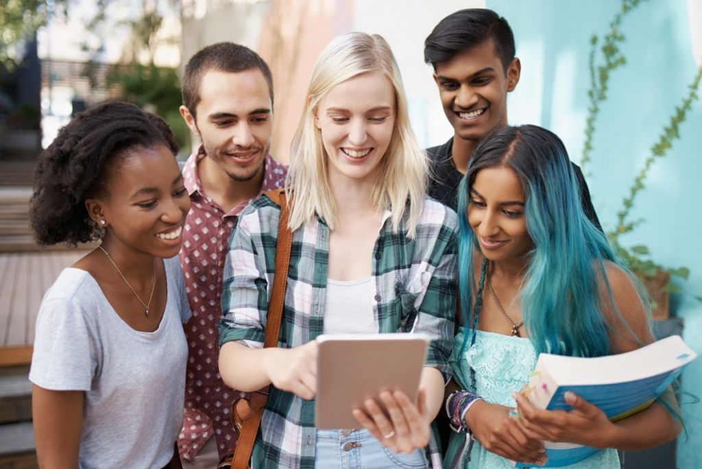 Geração Alpha espera com flexibilidade e tecnologia revolucionem ambiente de trabalho até 2040