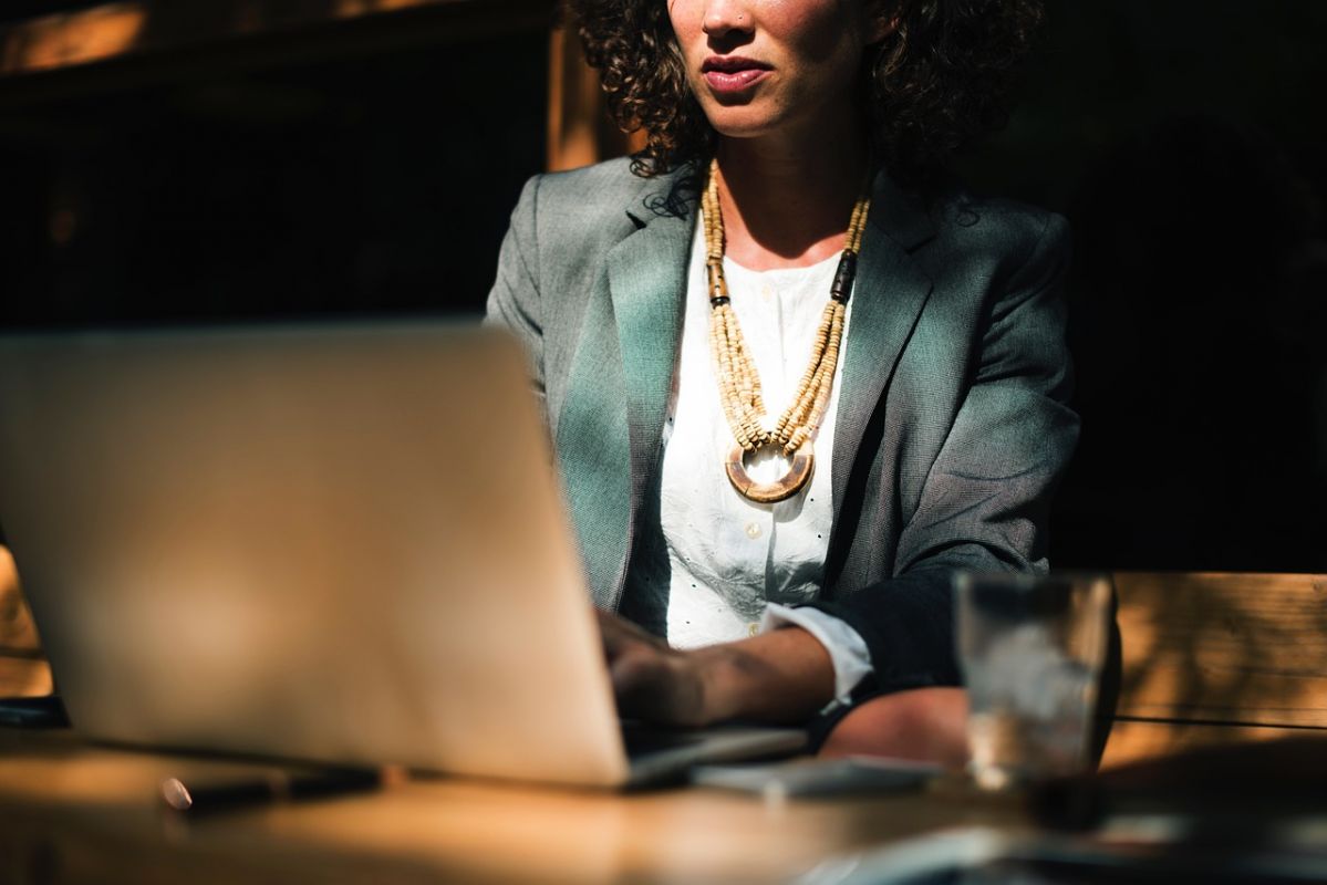 Observatório Softex conclui que apenas 19,2% dos especialistas em TI no Brasil são mulheres