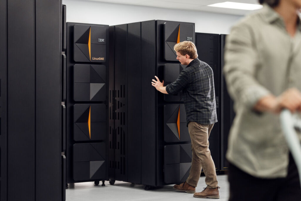 IBM anuncia sistemas compactos z17 e LinuxONE para otimização de espaço